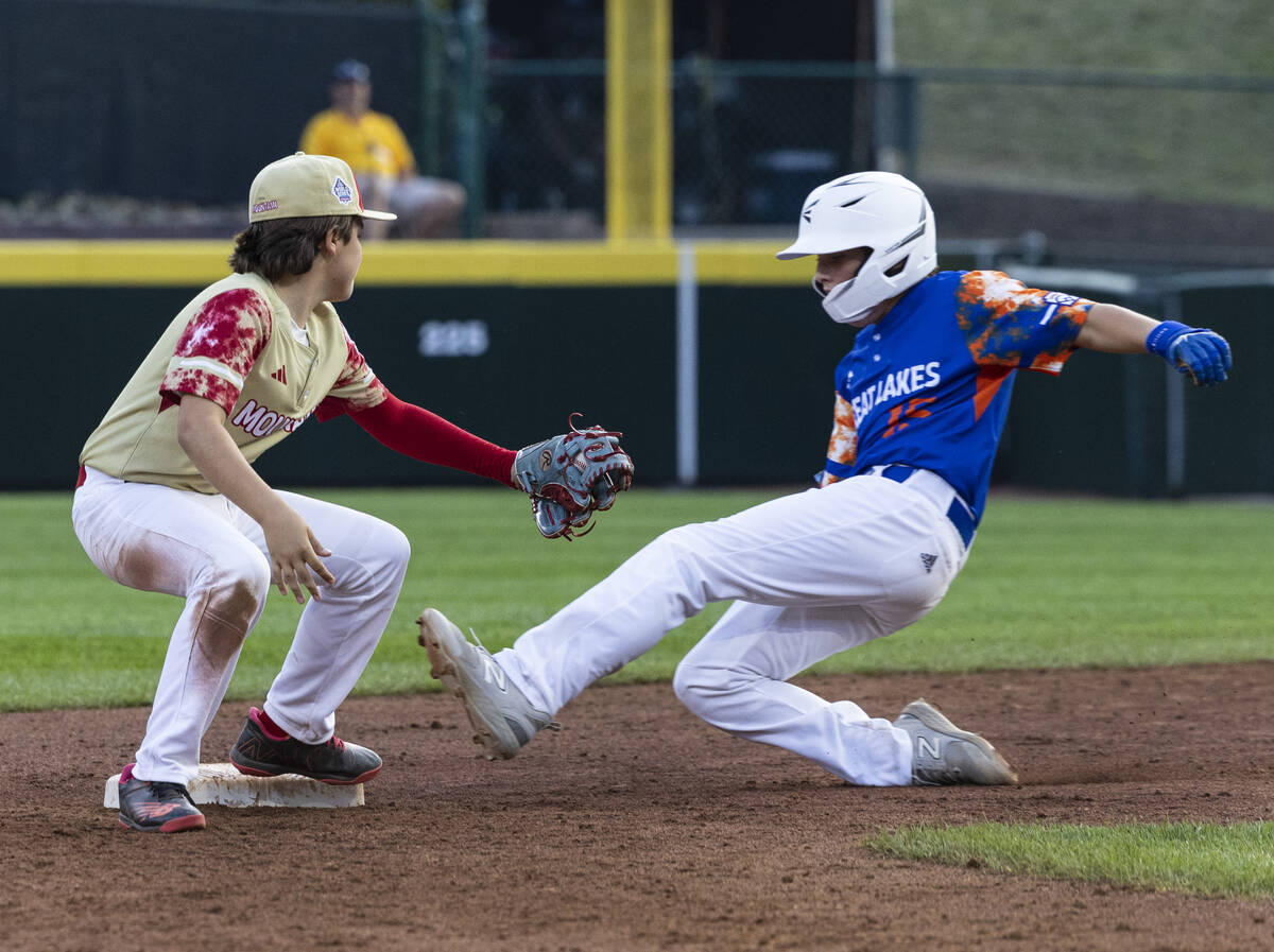 New Albany, Ohio's, Lincoln Luffler (15) tagged out by Henderson All-Stars second baseman JoeJo ...
