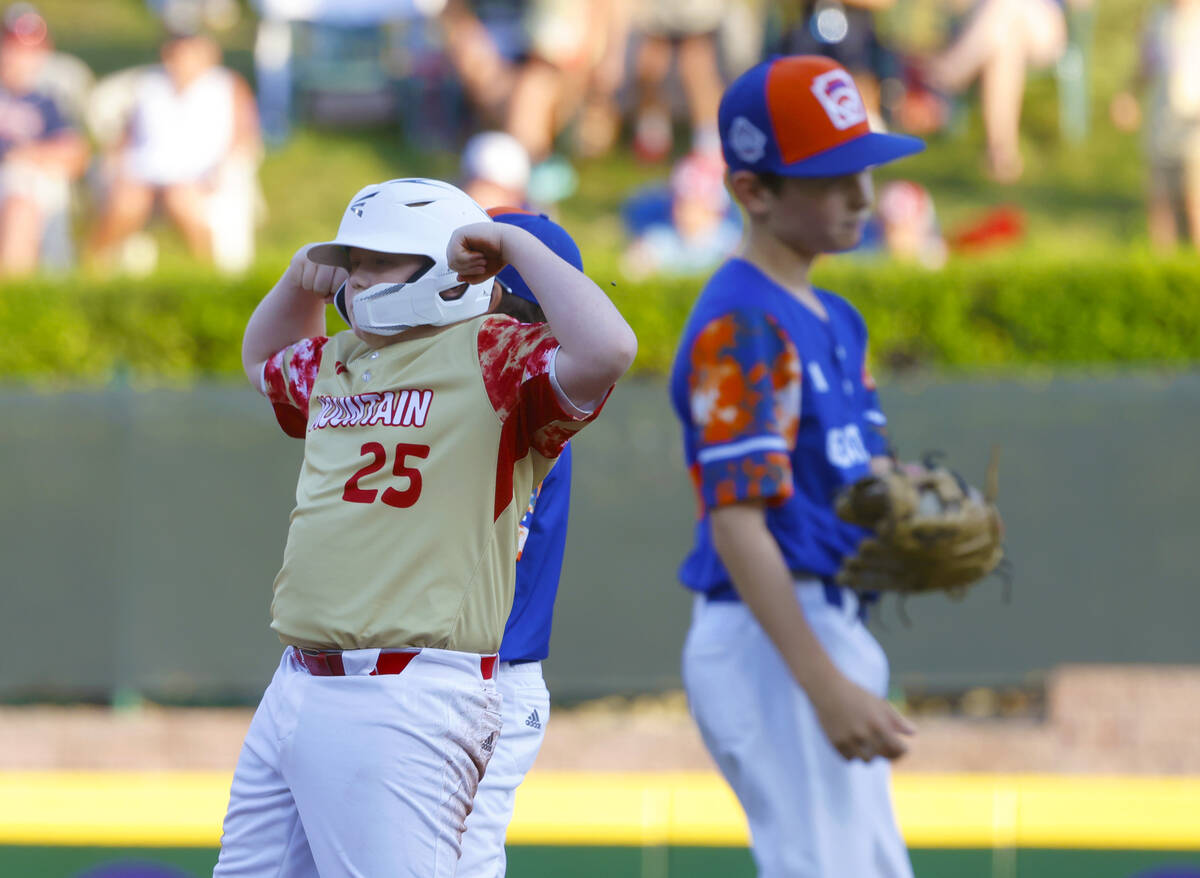 The Henderson All-Stars firs baseman Arlie Daniel IV (25) flexes his arms after hitting a doubl ...