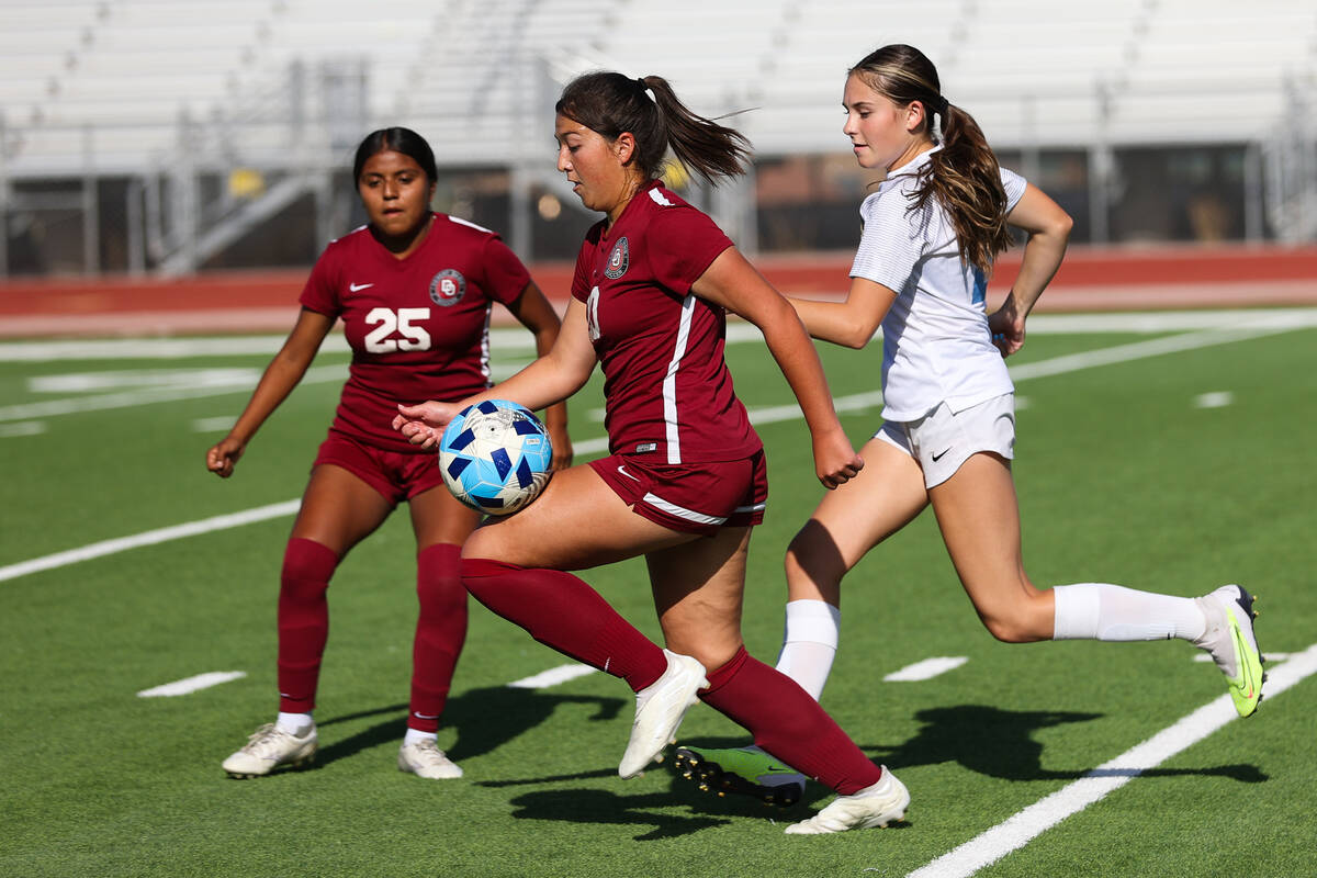 Desert Oasis’ Erica Moreno (10) keeps the ball high as she moves it down the field past Footh ...