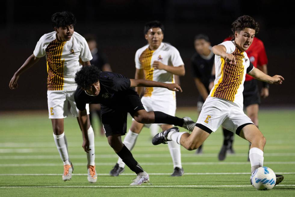 Eldorado’s Luke Ostler, right, steals the ball from Sunrise Mountain’s Joshua Ort ...