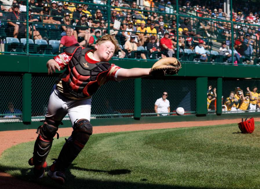 The Henderson All-Stars catcher Arlie Daniel IV dives but unable to catch a foul ball during th ...