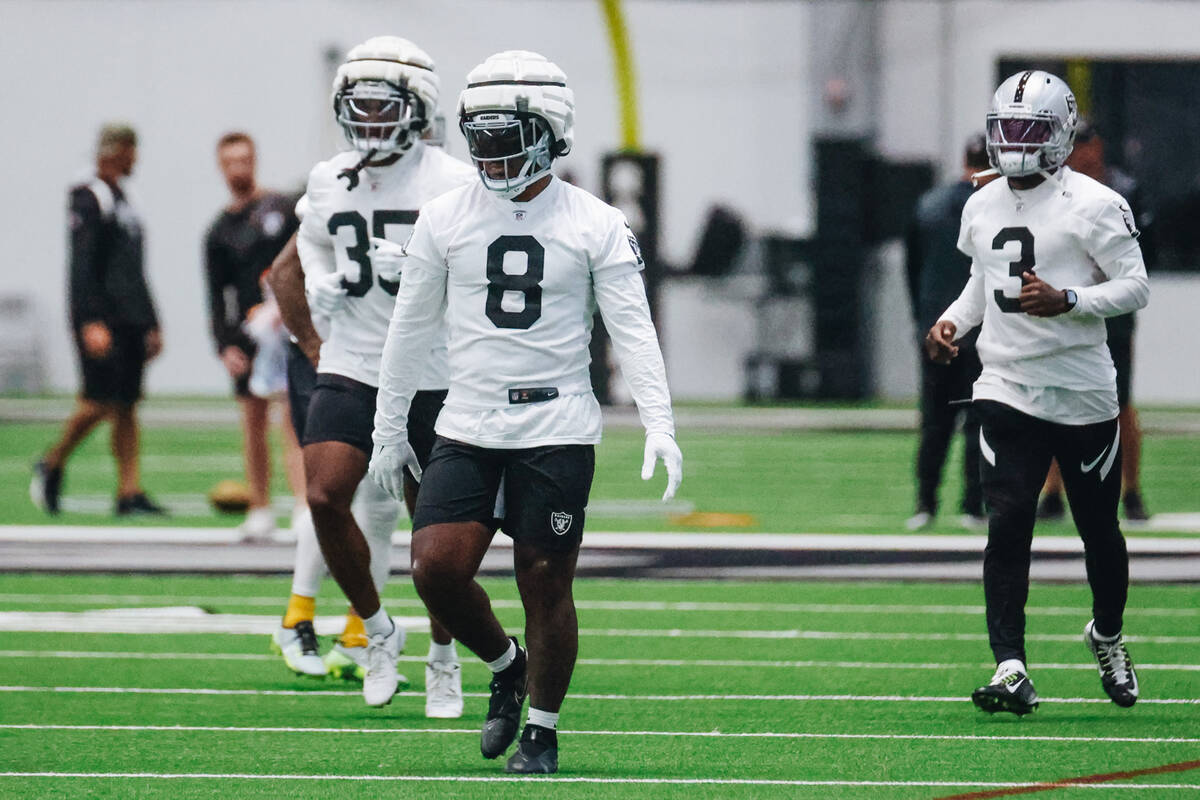 Raiders running back Josh Jacobs (8) participates in warm ups with his teammates during practic ...