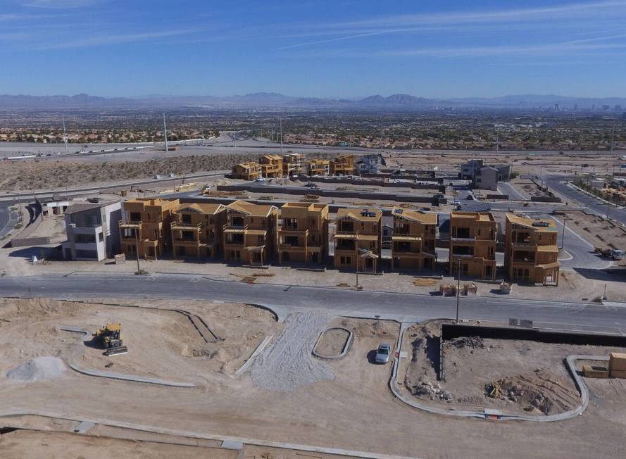 Una nueva construcción está en proceso en Summerlin Parkway y 215 Beltway, el miércoles 10 d ...