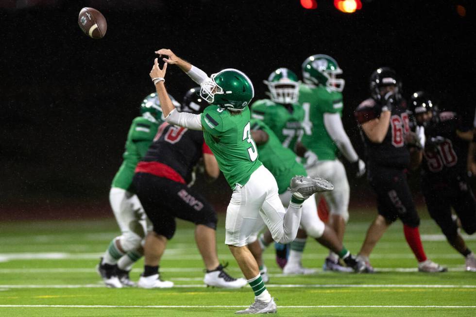 Rancho's Braedan Linkins (3) can’t make a catch during the first half of a high school f ...