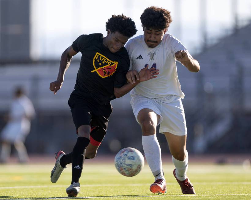 Las Vegas' Jordan Brown (32) and Sunrise Mountain's Edgar Ceron Rodriguez (14) collide while ru ...