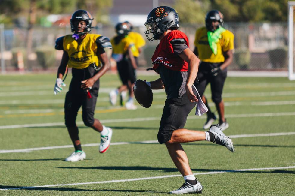 Somerset-Losee quarterback Robert Olivieri runs the ball during a drill at practice at Somerset ...