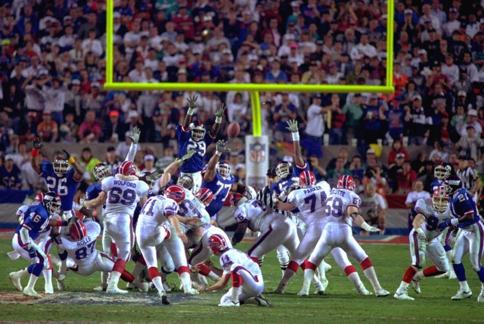 In this Jan. 27, 1991, file photo, Buffalo Bills kicker Scott Norwood, center, misses a field g ...