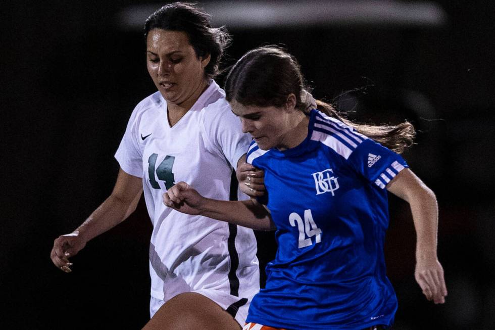 Palo VerdeÕs Lauren Kinkead (14) and Bishop GormanÕs Hunter Borgel (24) during the se ...