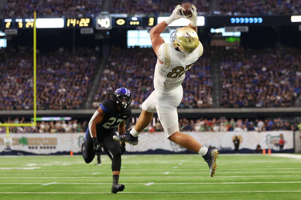 Notre Dame Fighting Irish tight end Michael Mayer (87) makes a touchdown catch during the first ...