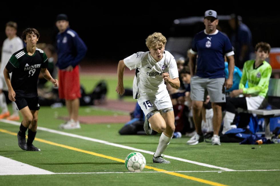 Coronado defender Benjamin Aronow (15) races to keep the ball in bounds during the second half ...