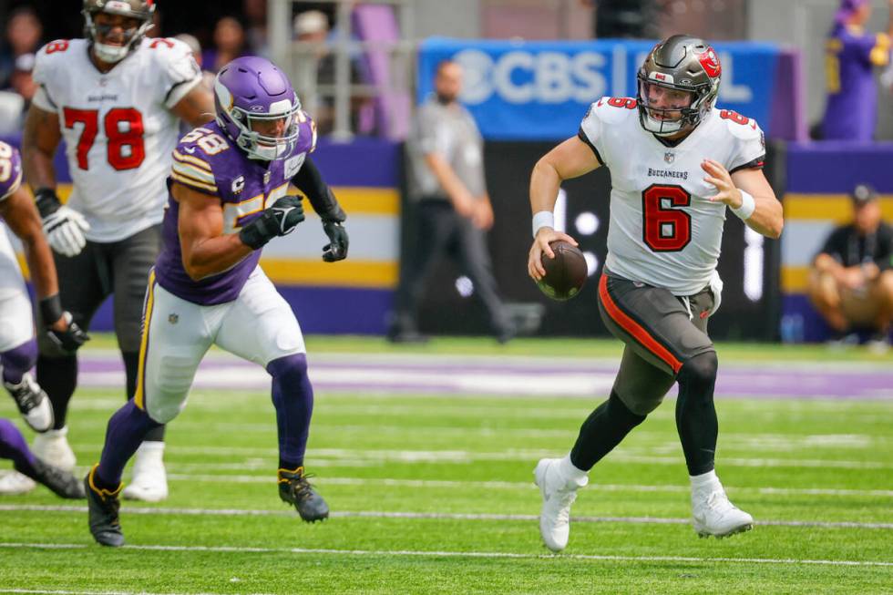 Minnesota Vikings linebacker Jordan Hicks (58) chases Tampa Bay Buccaneers quarterback Baker Ma ...