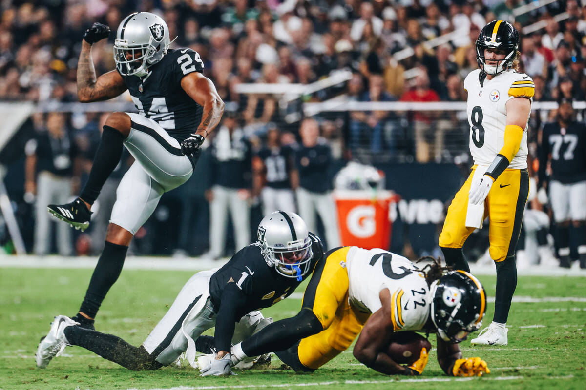 Raiders cornerback Marcus Peters (24) celebrates as his teammate Marcus Epps (1) tackles Pittsb ...