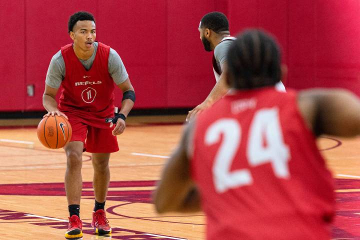 UNLV Rebels point guard Dedan Thomas Jr., (11) keeps an eye on guard Jackie Johnson III (24) as ...