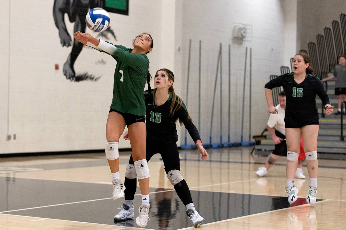 Palo Verde’s Cortny McCracken (7) bumps to Liberty during a high school volleyball game ...