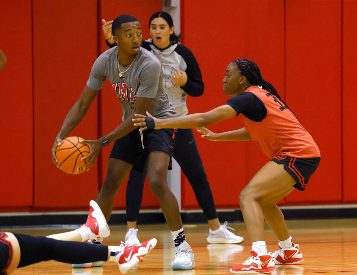 UNLV Lady Rebels Amarachi Kimpson (33) defends during team practice, on Friday, Oct. 6, 2023, i ...