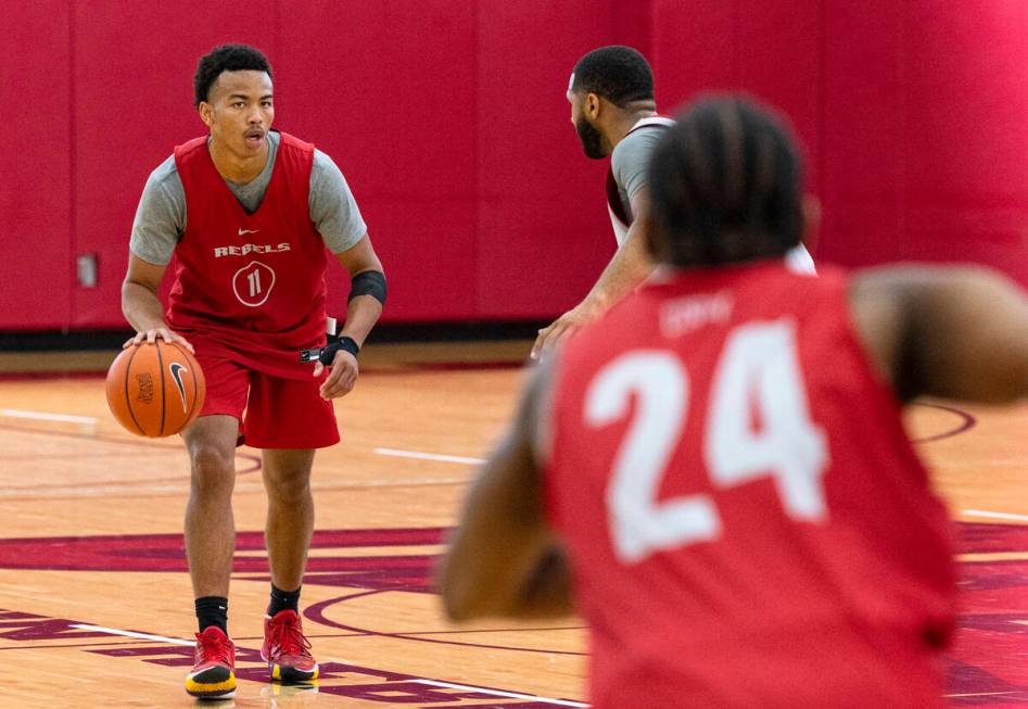 UNLV Rebels point guard Dedan Thomas Jr., (11) keeps an eye on guard Jackie Johnson III (24) as ...