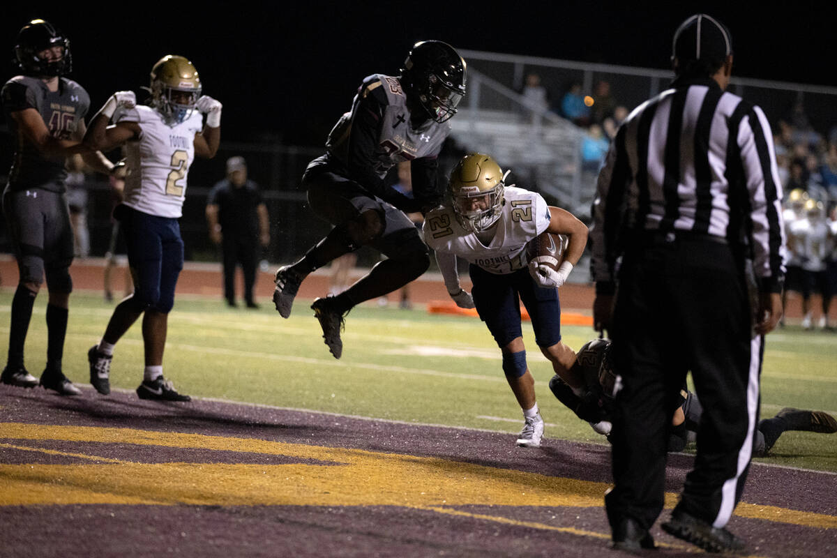 Foothill running back Avant Gates Jr. (21) scores a touchdown while Faith Lutheran’s And ...