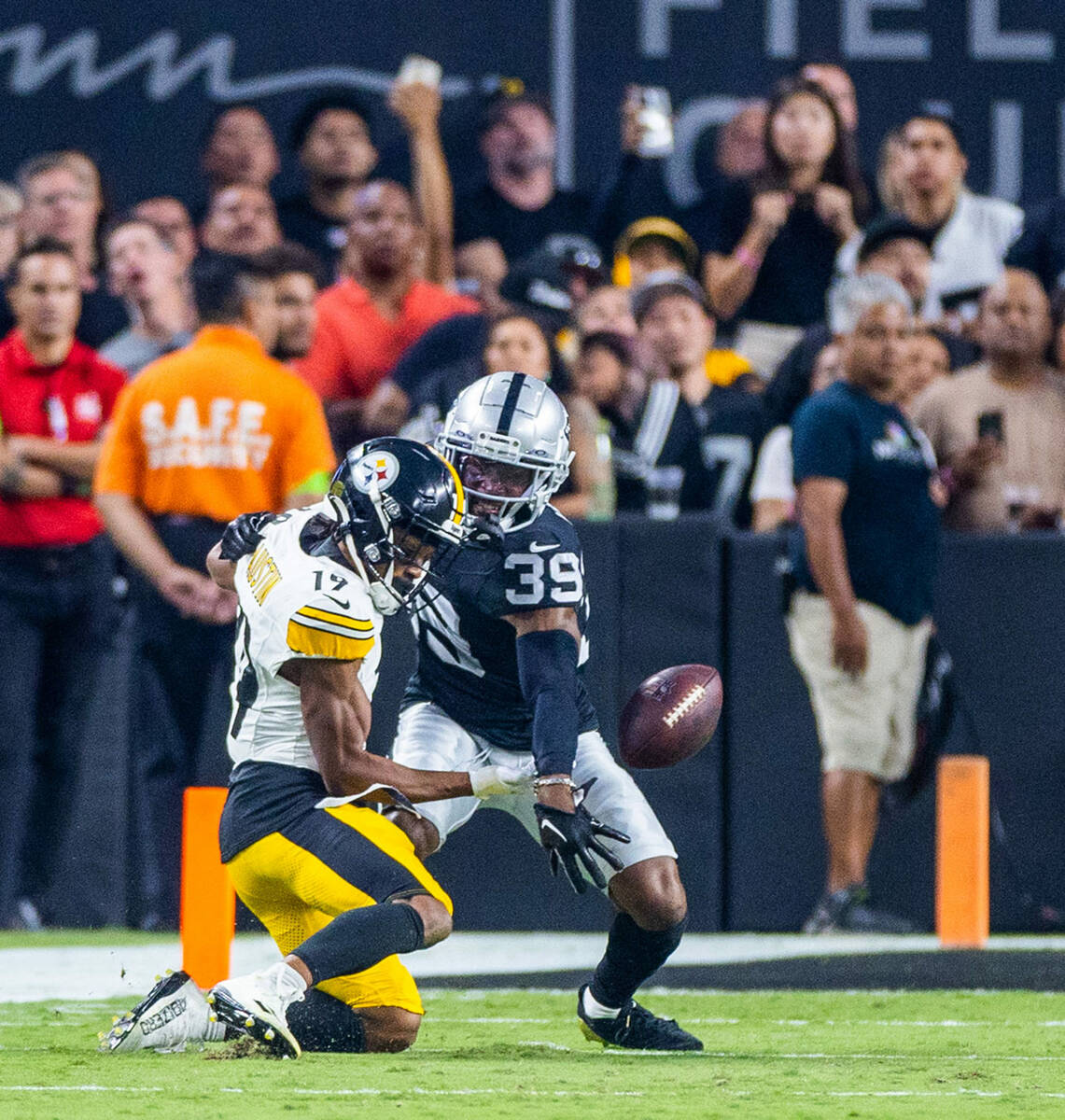 Raiders cornerback Nate Hobbs (39) deflects away a pass downfield to Pittsburgh Steelers wide r ...