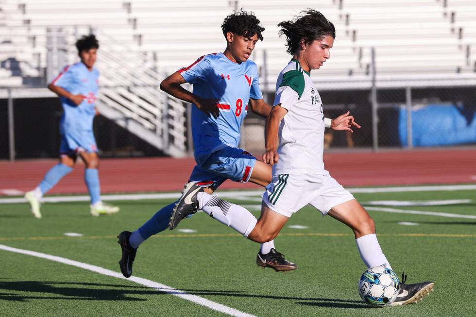 Palo Verde’s Isaiah Martinez (5) dribbles the ball past Western’s Ruben Mature (8 ...