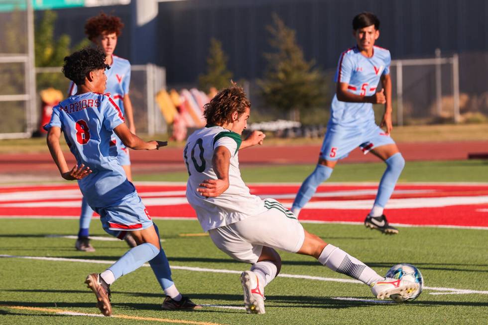 Palo Verde’s Francesco Traniello (10) takes a shot during a soccer game between Palo Ver ...