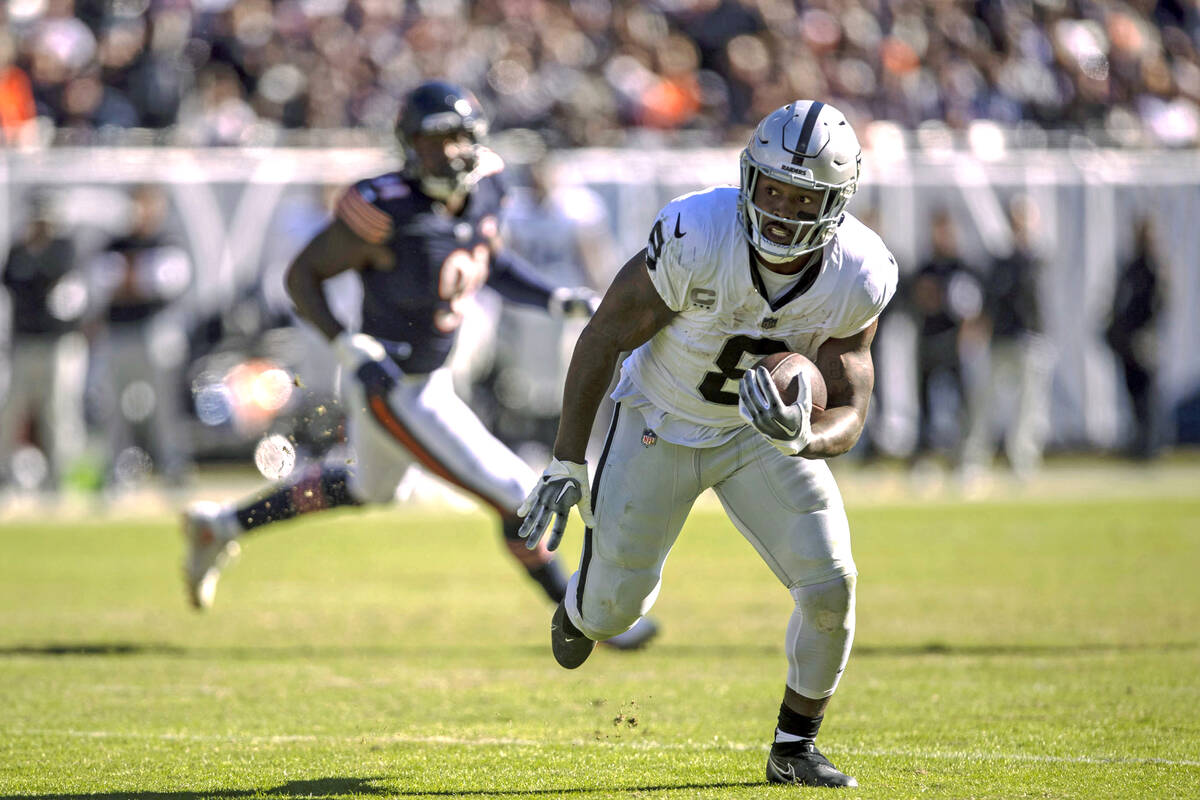 Raiders running back Josh Jacobs (8) runs with the football against the Chicago Bears during th ...