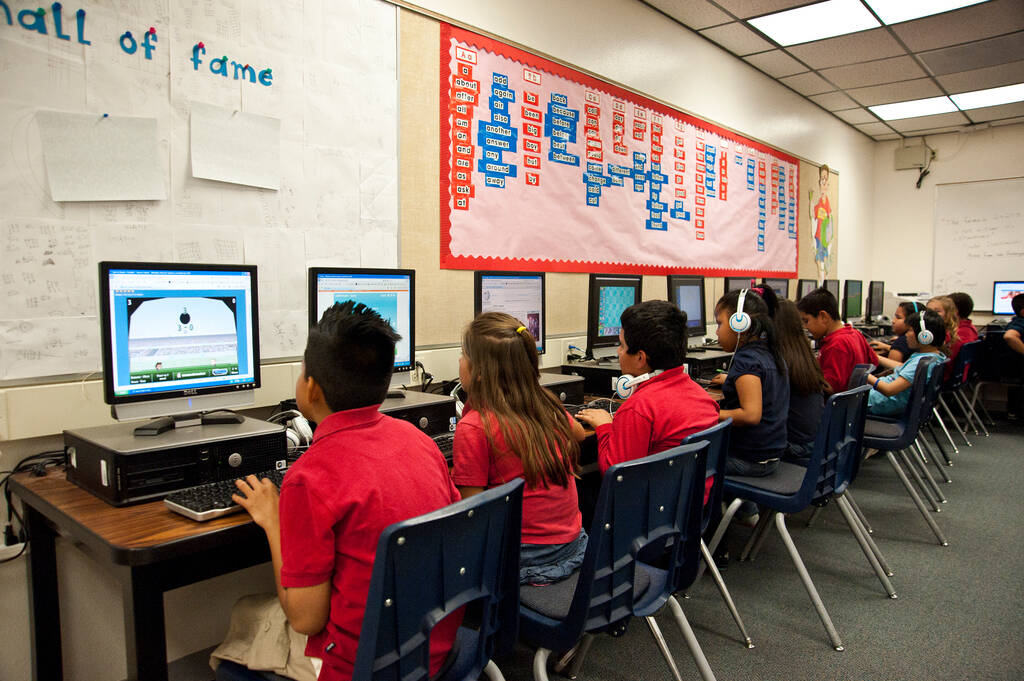 (Review-Journal file) Elaine Wynn Elementary School students operate new computers in a new ...