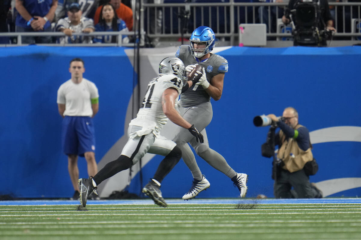 Detroit Lions tight end Sam LaPorta (87), defended by Las Vegas Raiders linebacker Robert Spill ...