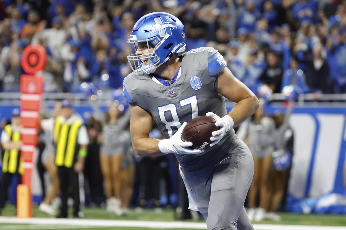 Detroit Lions tight end Sam LaPorta (87) scores a touchdown against the Las Vegas Raider in the ...