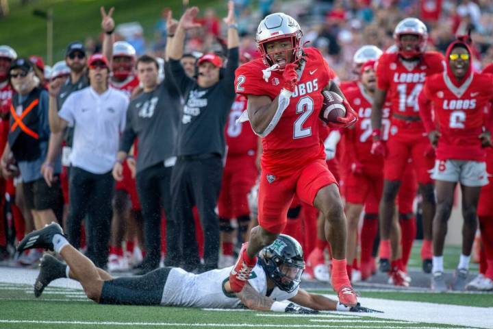 New Mexico's Andrew Henry (2) gets away from Hawaii's Meki Pei for a touchdown run during the f ...