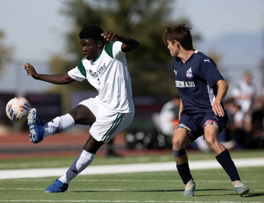 Palo Verde forward Quinton Alewine (9) kicks the ball while Coronado’s Grayson Elisaldez ...