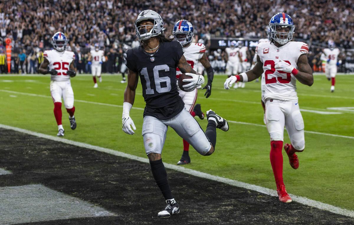 Raiders wide receiver Jakobi Meyers (16) scores past New York Giants safety Xavier McKinney (29 ...