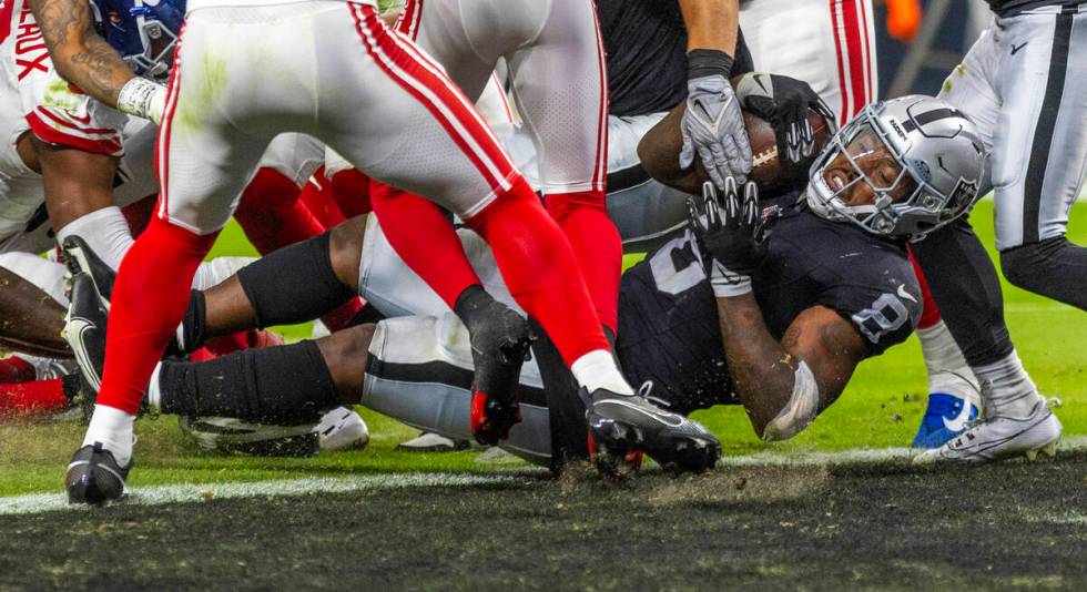 Raiders running back Josh Jacobs (8) gets into the end zone against the New York Giants during ...