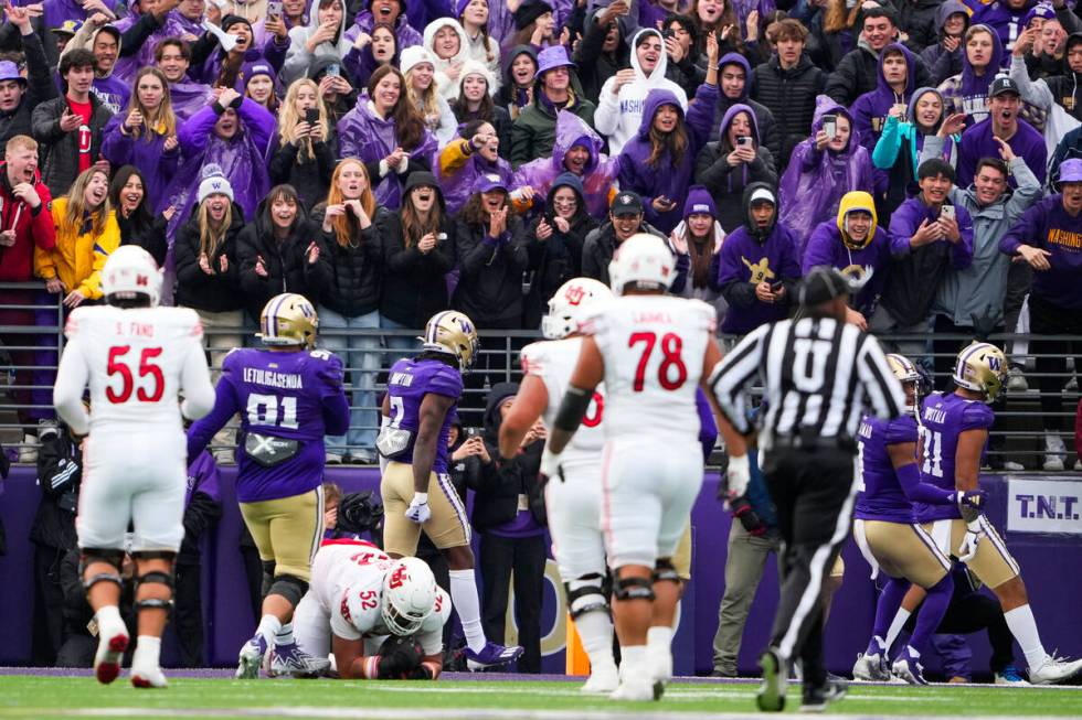 Utah offensive lineman Michael Mokofisi (52) recovers a fumble by Washington linebacker Alphonz ...