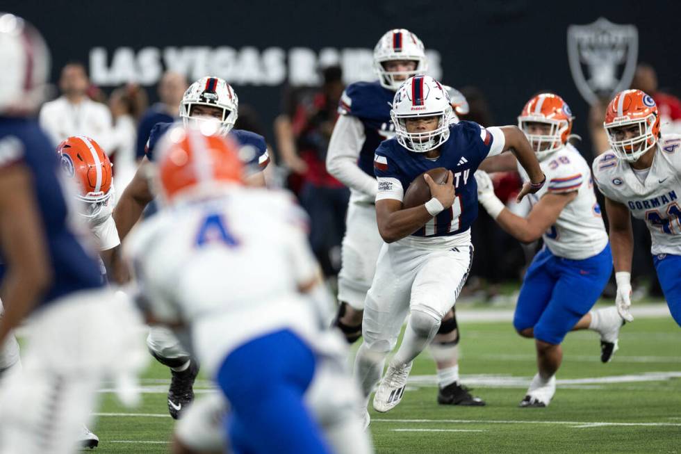 Liberty quarterback Tyrese Smith (11) keeps the ball during the second half of a Class 5A Divis ...