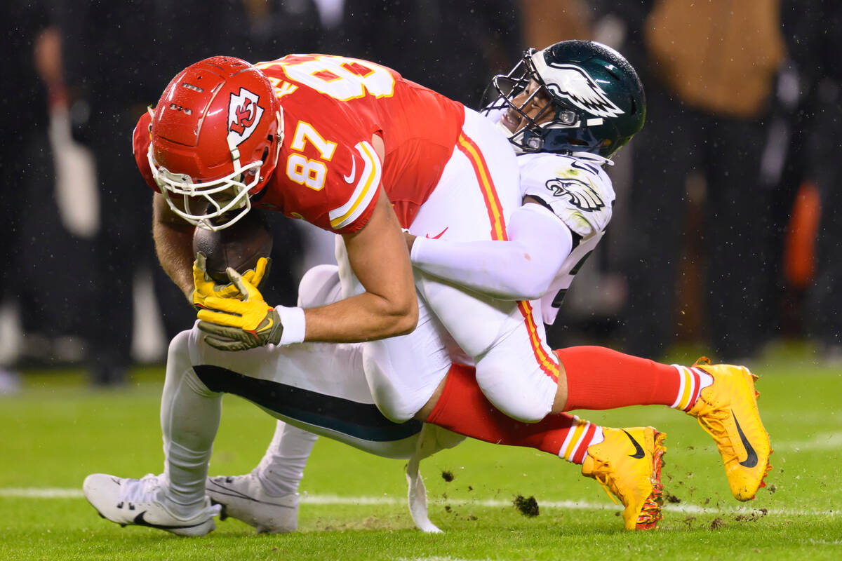 Philadelphia Eagles safety Kevin Byard, right, tackles Kansas City Chiefs tight end Travis Kelc ...