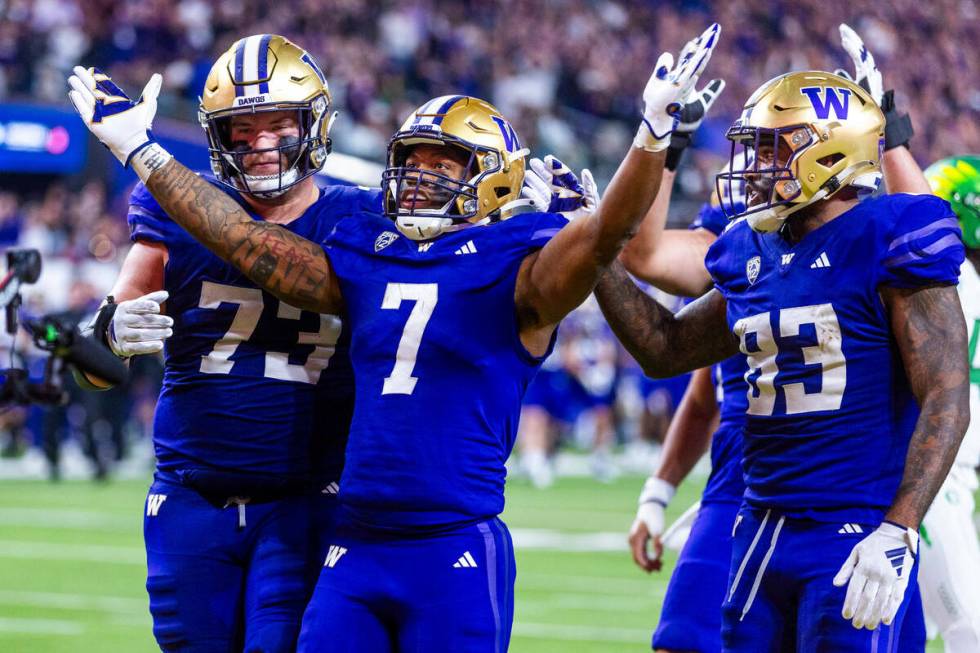 Washington Huskies running back Dillon Johnson (7) celebrates a touchdown with teammates agains ...