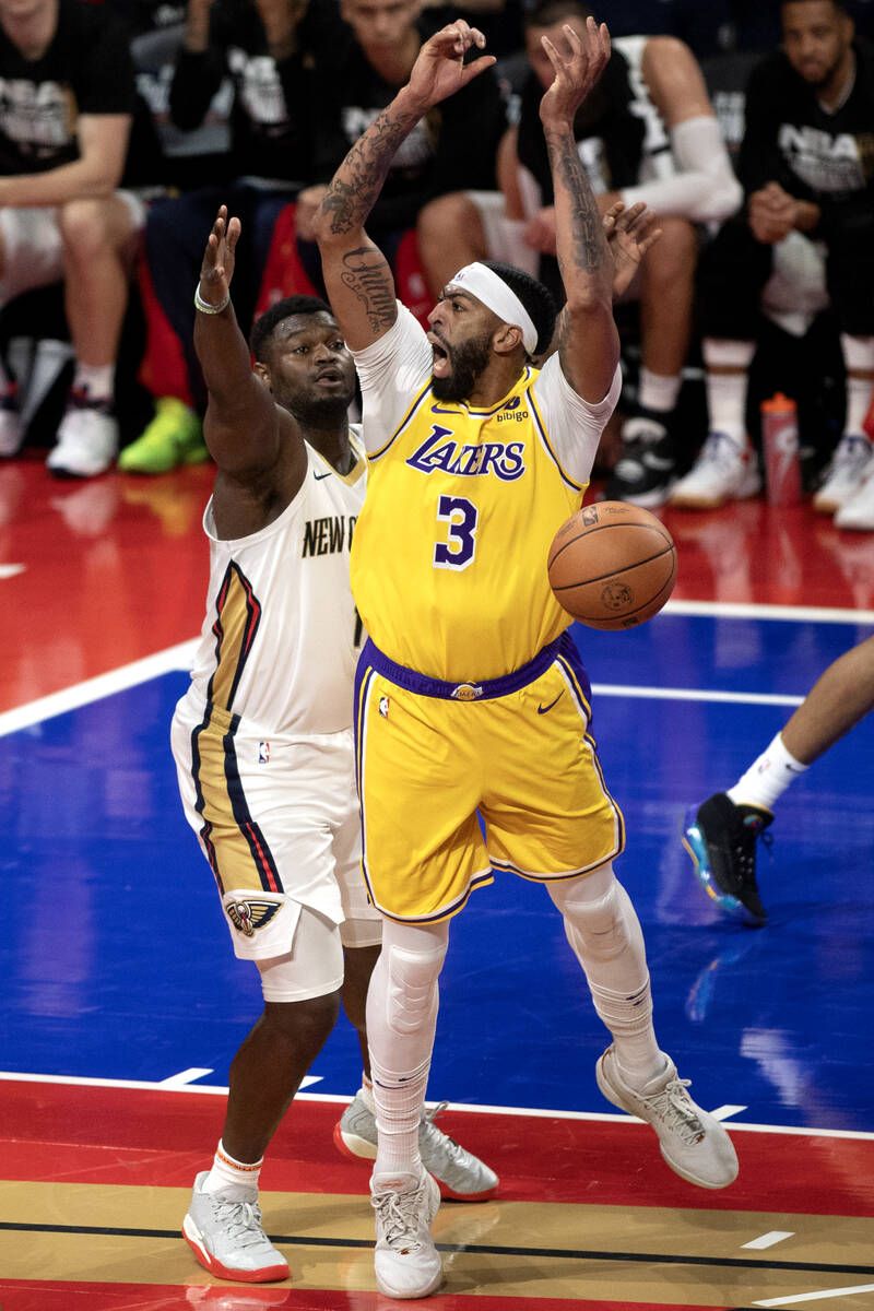 Los Angeles Lakers forward Anthony Davis (3) loses control of the ball while New Orleans Pelica ...