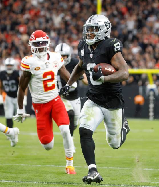 Raiders running back Josh Jacobs (8) runs for a touchdown against Kansas City Chiefs during the ...