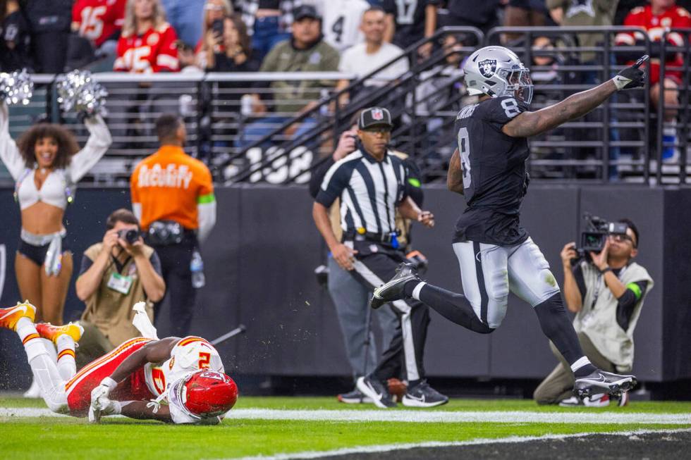 Raiders running back Josh Jacobs (8) streaks for the end zone as Kansas City Chiefs cornerback ...