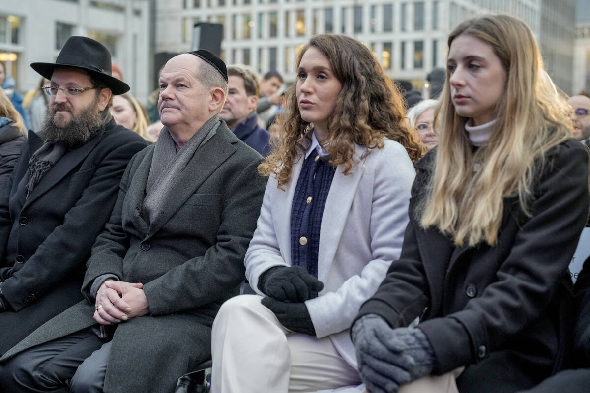 German Chancellor Olaf Scholz, 2nd left, Rabbi Yehuda Teichtal, left, Naama Weinberg, 2nd right ...