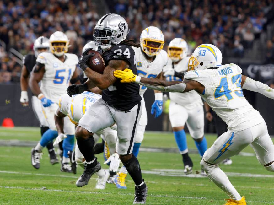 Raiders running back Brandon Bolden (34) runs for a touchdown against Los Angeles Chargers duri ...