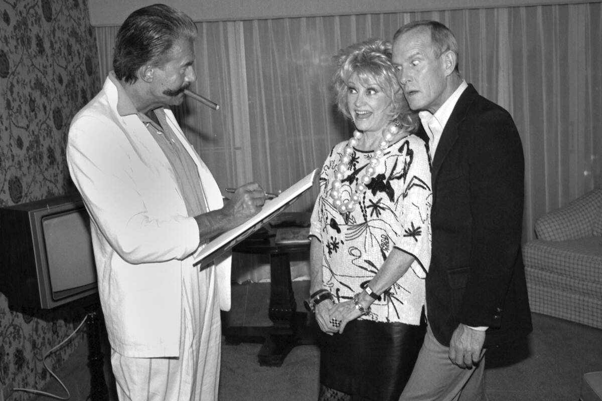 Leroy Neiman, Phyllis Diller and Tommy Smothers at the Sahara on July 1, 1985. (Las Vegas News ...