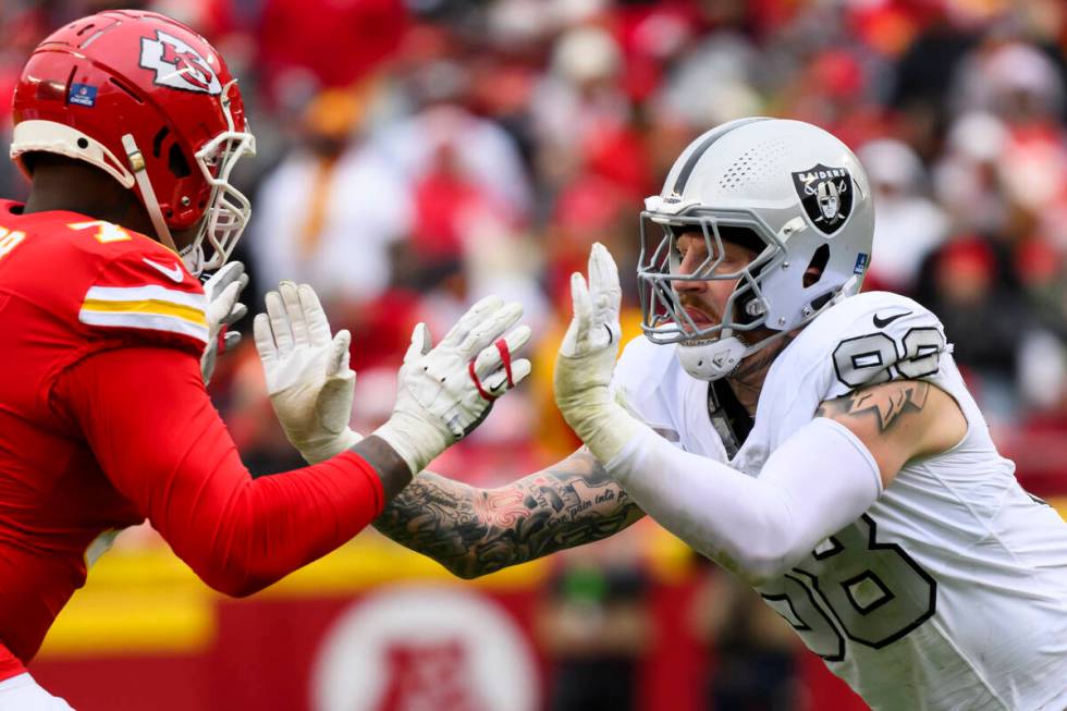 Las Vegas Raiders defensive end Maxx Crosby (98) rushes against Kansas City Chiefs offensive ta ...