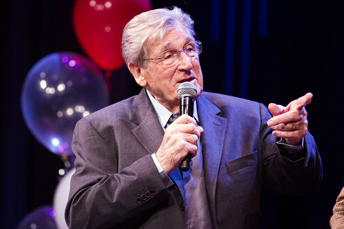 Comedian Shecky Greene shares a moment with Las Vegas Mayor Carolyn Goodman and her husband Osc ...