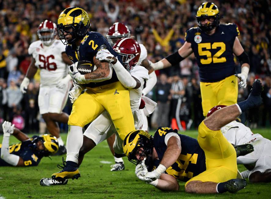 FILE - Michigan running back Blake Corum (2) runs in for a touchdown past Alabama defensive bac ...