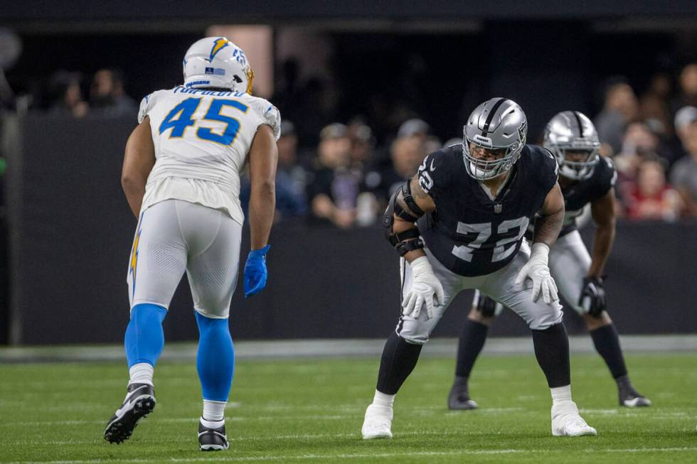 Raiders offensive tackle Jermaine Eluemunor (72) prepares to block with Los Angeles Chargers li ...