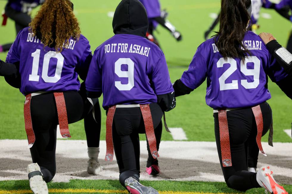 Desert Oasis players honor fallen teammate Ashari Hughes, 16, before their game against Las Veg ...