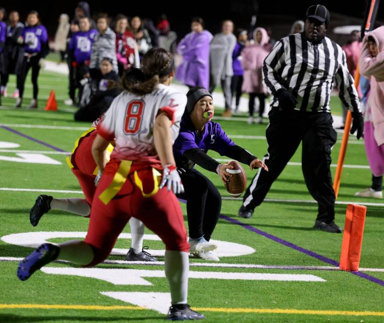 Desert Oasis quarterback Akemi Higa (5) scores against Las Vegas second half of a flag football ...