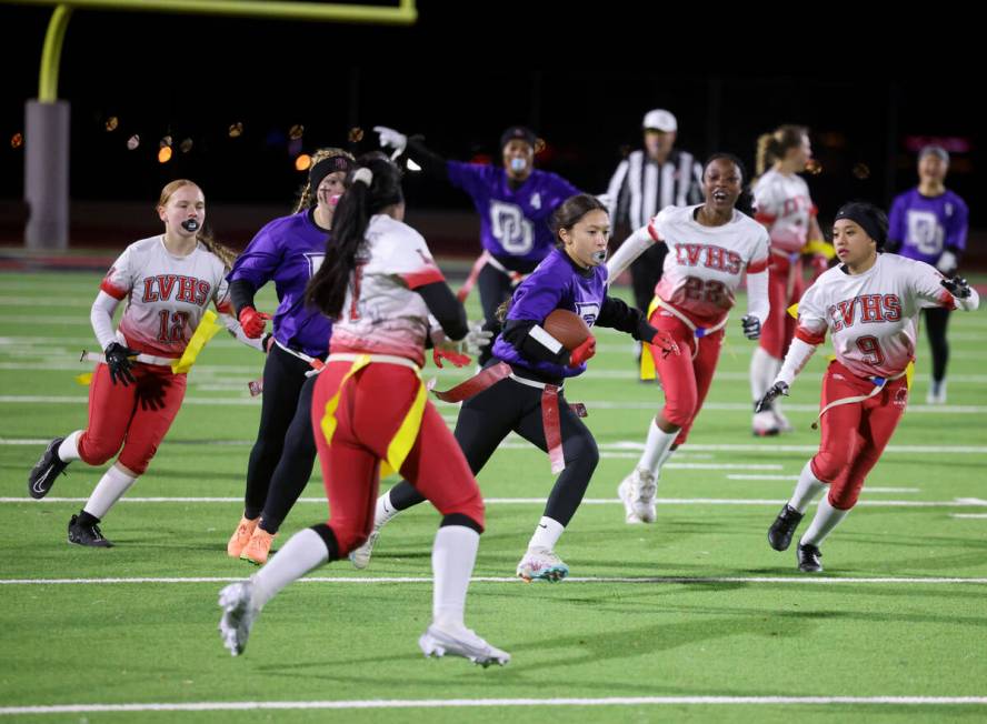 Desert Oasis’ Erica Moreno (13) runs against Las Vegas second half of a flag football ga ...