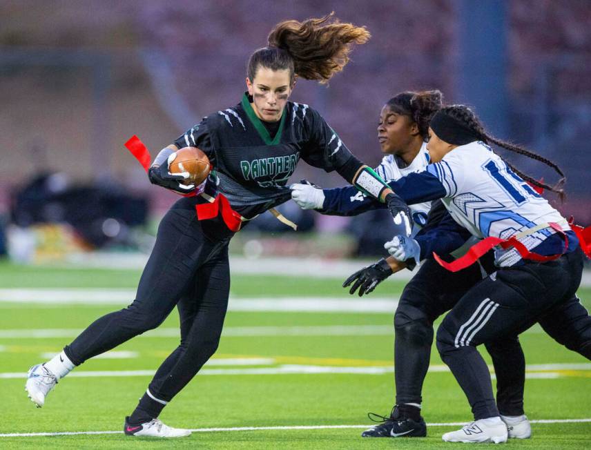 Palo Verde runner Olivia Perkins (25) has her jersey grabbed by Centennial defender Lyla Tuiaan ...